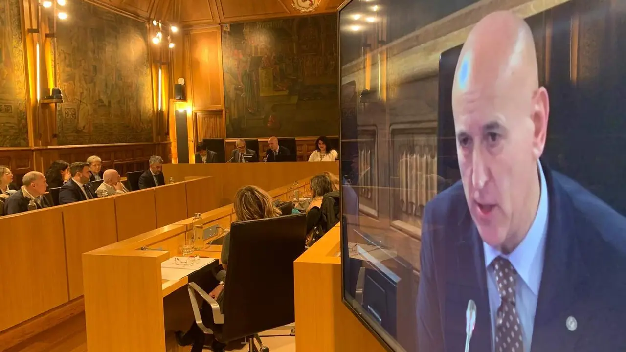 El pleno municipal de Ayuntamiento de Le&oacute;n, que de nuevo se ha celebrado en el Palacio de los Guzmanes, ha tomado diferentes acuerdos, entre ellos la nueva ordenanza del taxi, consorcio de transporte y cambio en el nombre de calles. Fotos: A.F. Reca