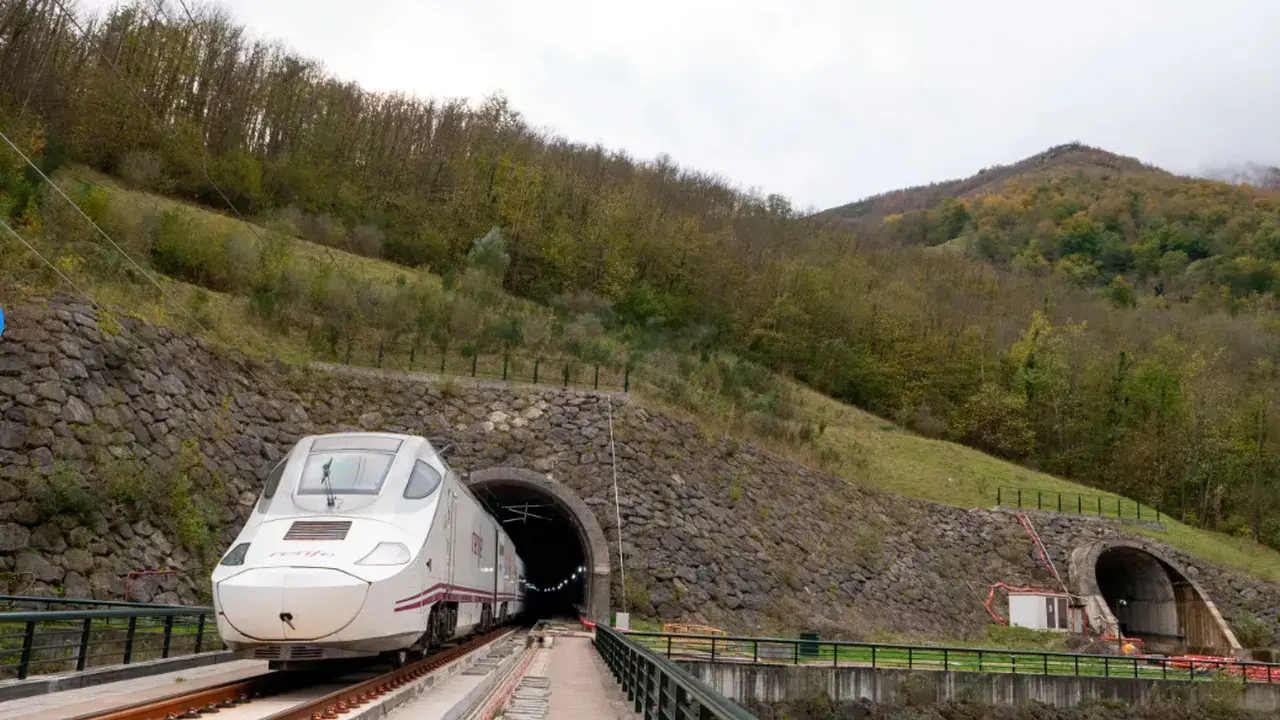Imagen de un tren Alvia en uno de los pasos de la Variante de Pajares que une Le&oacute;n con Asturias.