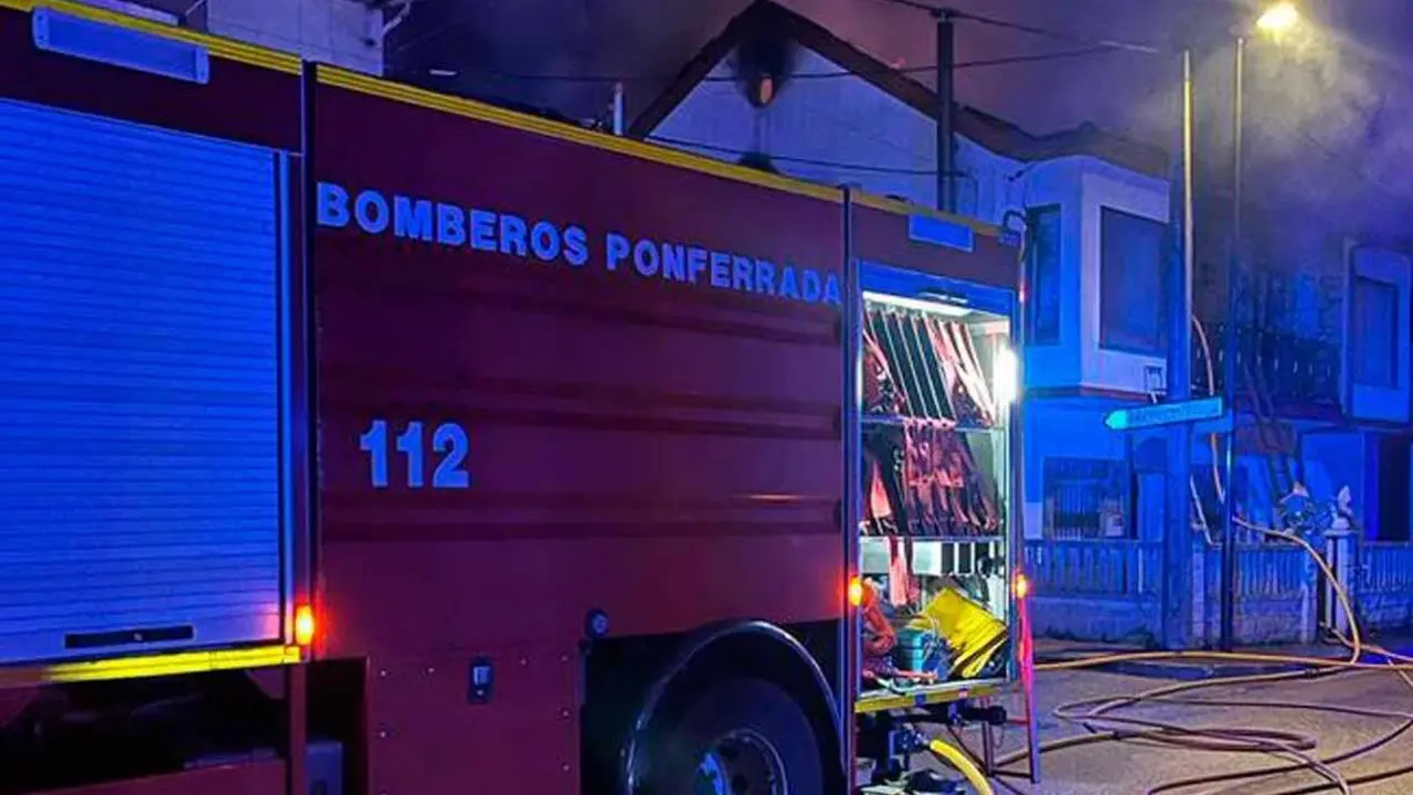 Efectivos de Bomberos de Ponferrada intervienen durante un incendio.