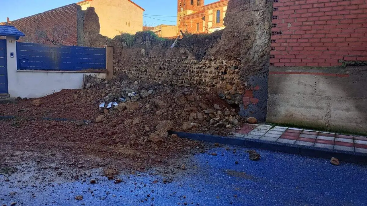 Un muro de tapial de calle Zorita de San Andr&eacute;s ha colapsado por la acumulaci&oacute;n de precipitaciones. Foto: Ayto. San Andr&eacute;s.