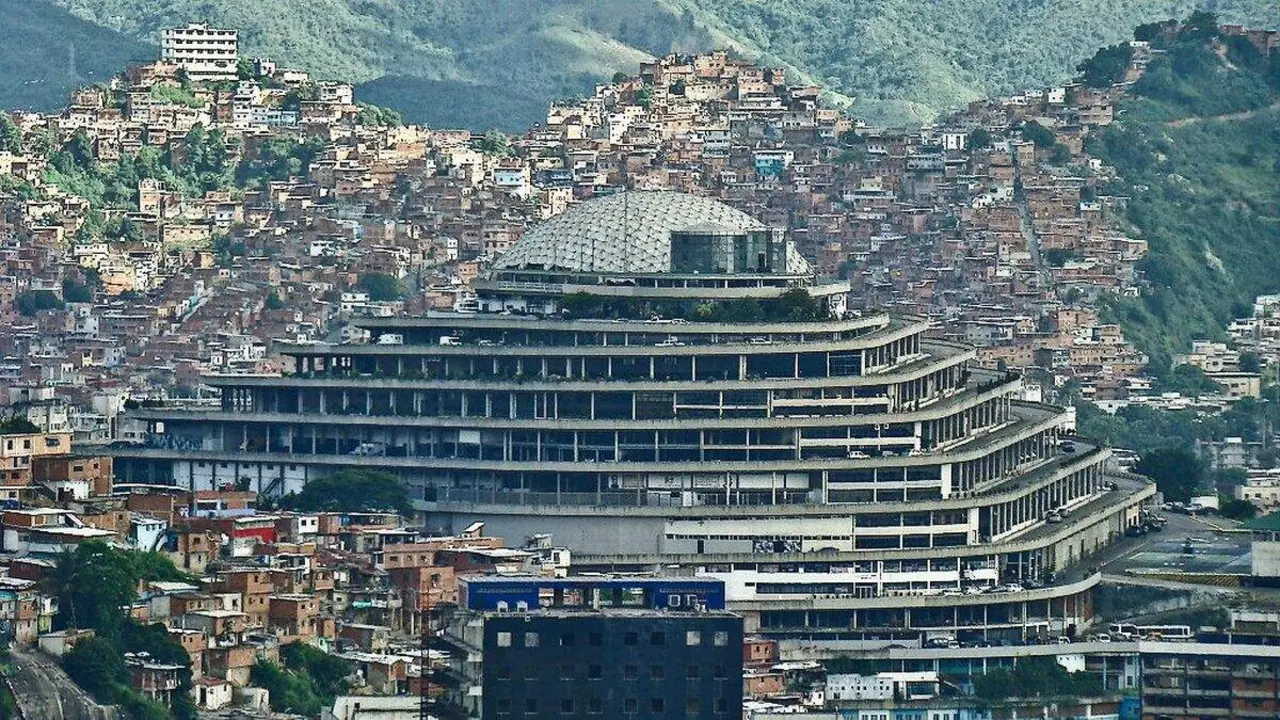 El edificio del Helicoide en la ciudad de Caracas.