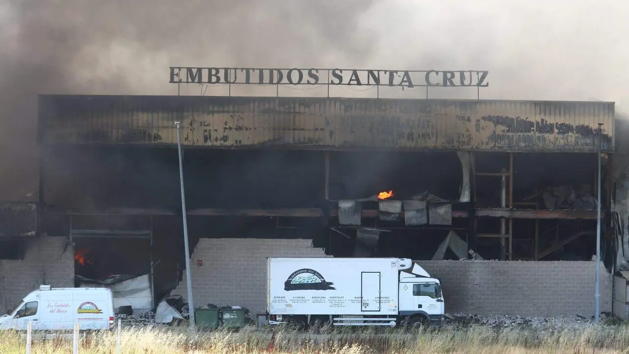 Imagen del incendio de la nave de Embutidos Santa Cruz de Bembibre en 2013. Foto: C&eacute;sar S&aacute;nchez.