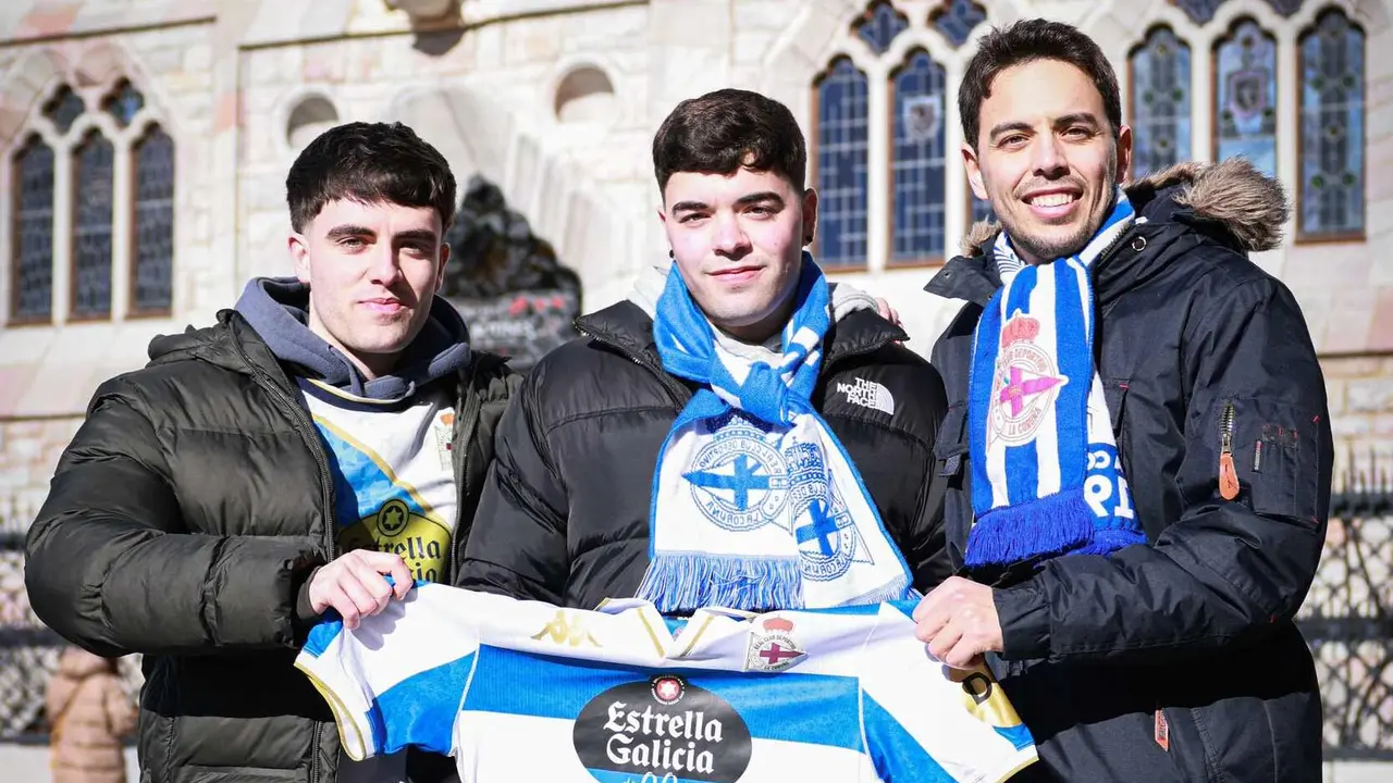 Cientos de seguidores del Deportivo de La Coru&ntilde;a acompa&ntilde;an a su equipo en un desplazamiento marcado por la convivencia y la expectaci&oacute;n deportiva.