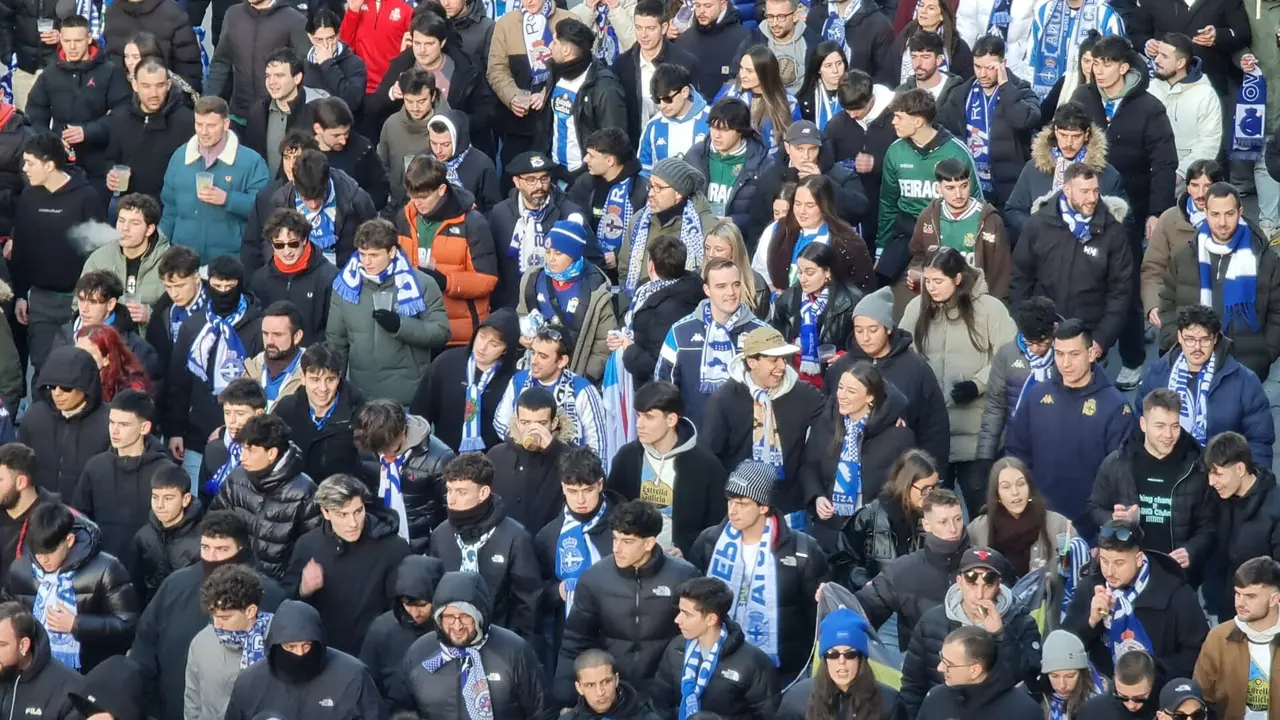 Aficionados del Deportivo, este s&aacute;bado, en el corteo rumbo al Reino de Le&oacute;n.