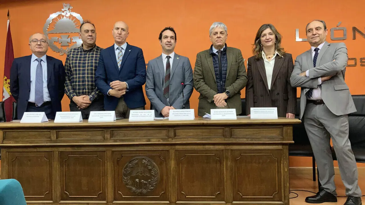 El presidente del Colegio Oficial de la Profesi&oacute;n Veterinaria de Le&oacute;n, &Aacute;lvaro Borge, el presidente de ColproLe&oacute;n, Jos&eacute; Antonio Cuba, la rectora de la ULE Nuria Gonz&aacute;lez, el delegado territorial, Eduardo Diego y el alcalde, Jos&eacute; Antonio Diez, entre otros, este lunes en presentaci&oacute;n de la candidatura de Le&oacute;n a la Agencia Estatal de Salud P&uacute;blica. Foto: Peio Garc&iacute;a.