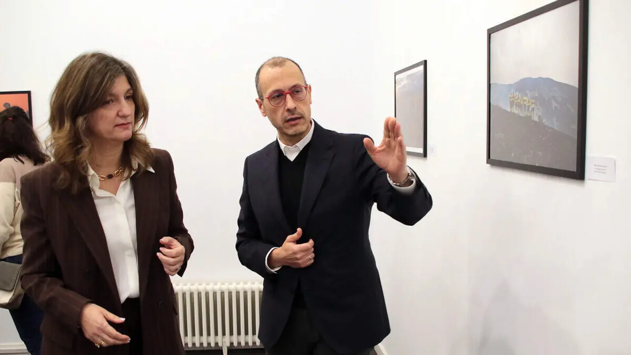 La rectora de la Universidad de Le&oacute;n, Nuria Gonz&aacute;lez, junto a los vicerrectores de Estudiantes, Cultura y deportes y de Investigaci&oacute;n y Transferencia, Diego Soto y Santiago Guti&eacute;rrez, respectivamente, inauguran la exposici&oacute;n &lsquo;Memoria de los incendios en Le&oacute;n y El Bierzo&rsquo;