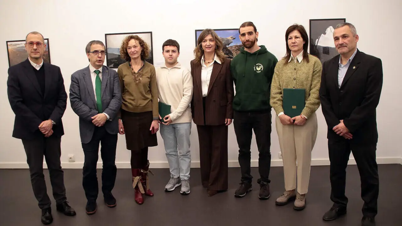 La rectora de la Universidad de Le&oacute;n, Nuria Gonz&aacute;lez, junto a los vicerrectores de Estudiantes, Cultura y deportes y de Investigaci&oacute;n y Transferencia, Diego Soto y Santiago Guti&eacute;rrez, respectivamente, inauguran la exposici&oacute;n &lsquo;Memoria de los incendios en Le&oacute;n y El Bierzo&rsquo;