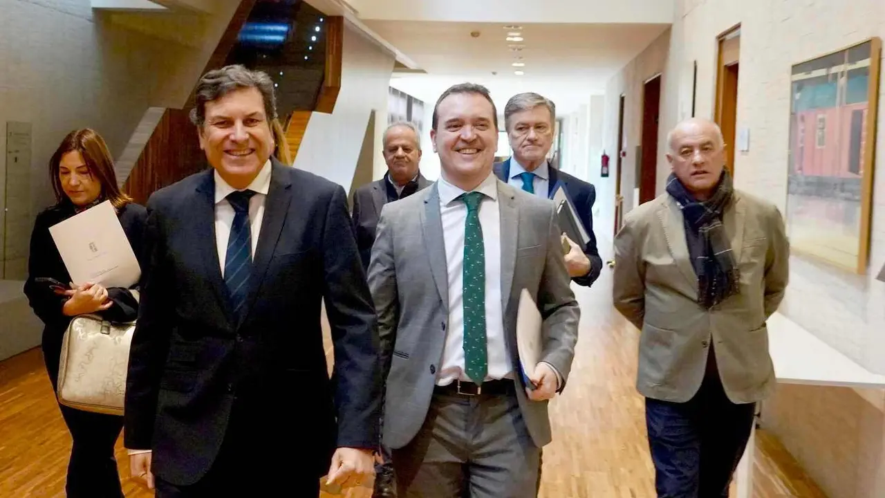 El consejero de Econom&iacute;a y Hacienda y portavoz, Carlos Fern&aacute;ndez Carriedo, interviene en la Diputaci&oacute;n Permanente de las Cortes para presentar el Decreto Ley de incremento de las retribuciones de los empleados p&uacute;blicos de la Comunidad.