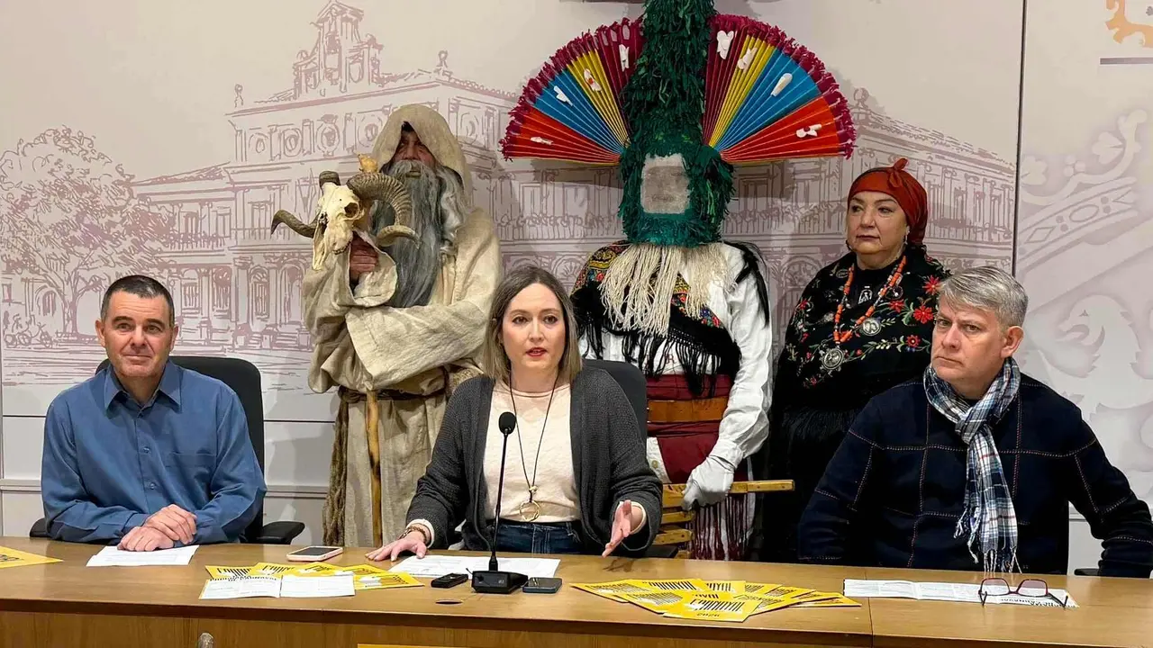 Con la llegada de febrero, el Ayuntamiento ha presentado la programaci&oacute;n del Carnaval, que se desarrollar&aacute; entre los d&iacute;as 12 y 18 y tendr&aacute; como grandes protagonistas los desfiles de disfraces, la presencia de los antruejos tradicionales de la provincia y el popular Entierro de la Sardina del Mi&eacute;rcoles de Ceniza.