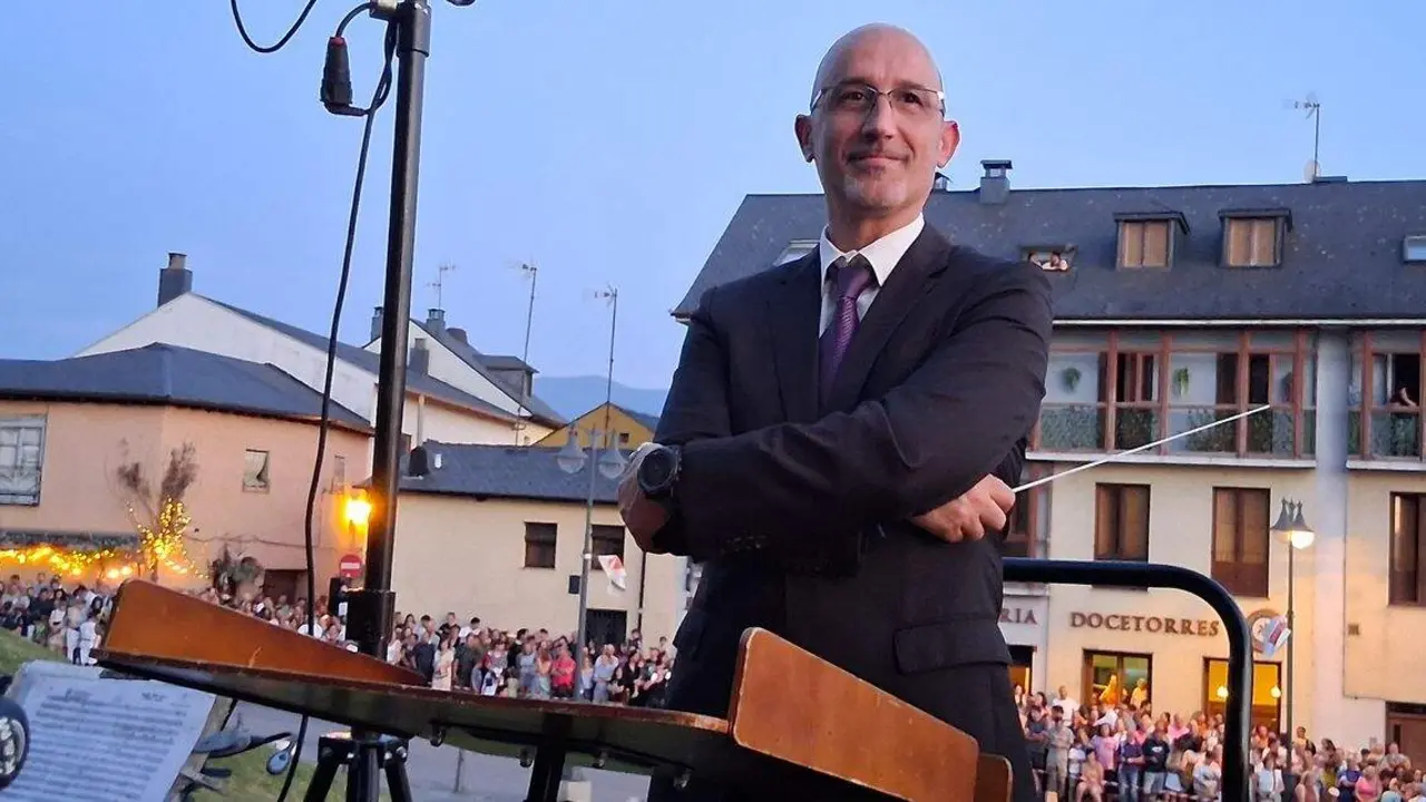 El director de la Banda Ciudad de Ponferrada y autor de la transcripci&oacute;n del coro final de la 2&ordf; sinfon&iacute;a de Gustav Malher.