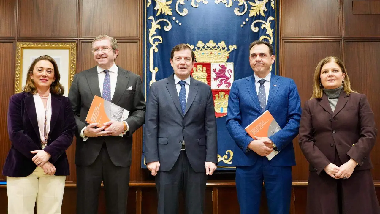 El presidente de la Junta de Castilla y Le&oacute;n, Alfonso Fern&aacute;ndez Ma&ntilde;ueco, mantiene un encuentro con los presidentes de Empresa Familiar de Castilla y Le&oacute;n, Isidoro J. Alan&iacute;s, y Vitartis, Santiago Miguel Casado. Foto: Leticia P&eacute;rez.