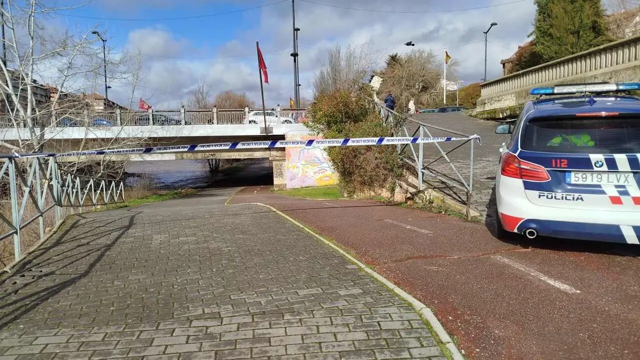 Efectivos de la Polic&iacute;a Local cortan el paso en una zona desbordada del r&iacute;o Bernesga.
