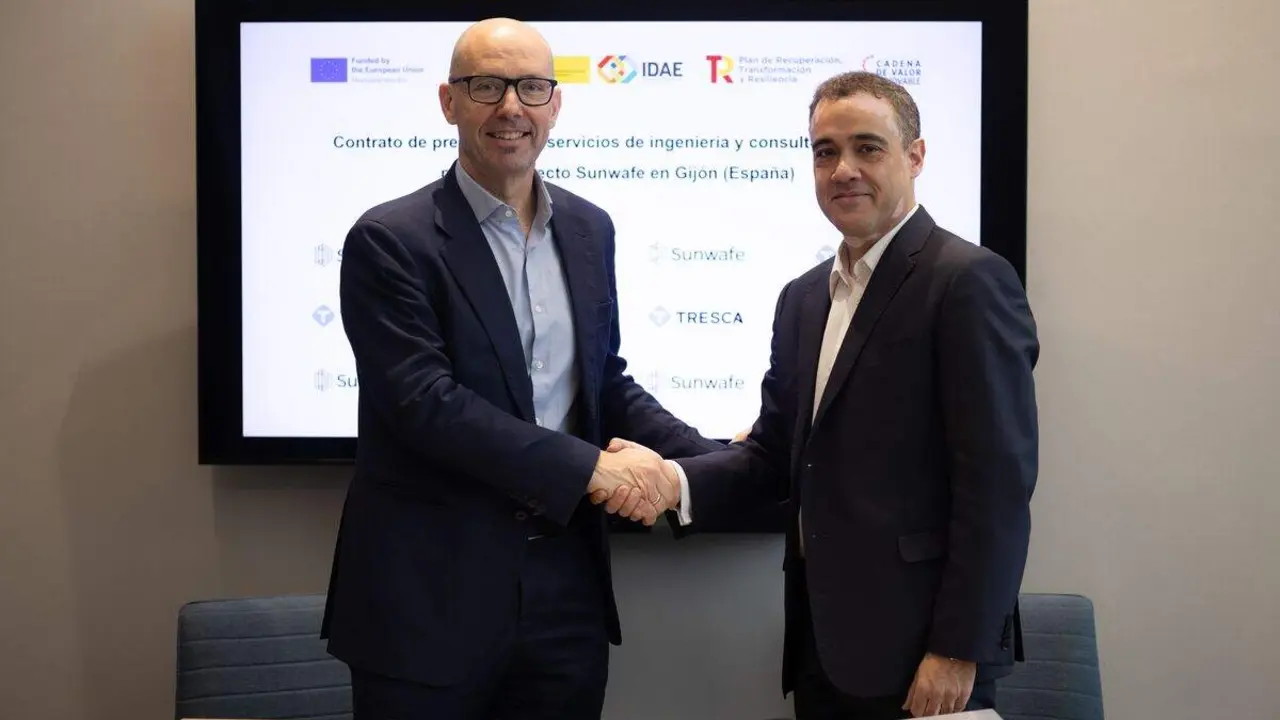 Firma de la adjudicaci&oacute;n de Sunwafe a la empresa leonesa Tresca Ingenier&iacute;a.