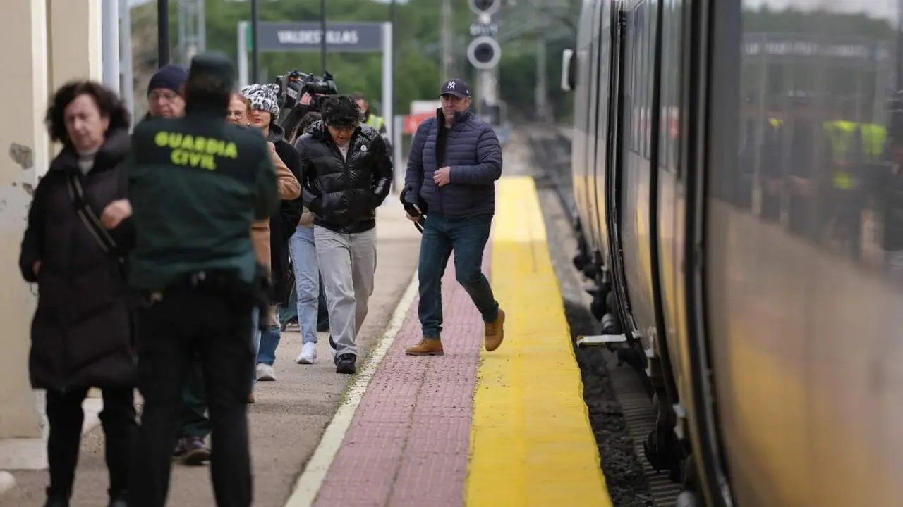 Un tren de media distancia entre Puebla y Valladolid arrolla "levemente" a un cami&oacute;n que hac&iacute;a trabajos en un paso a nivel entre Pozaldez y Valdestillas