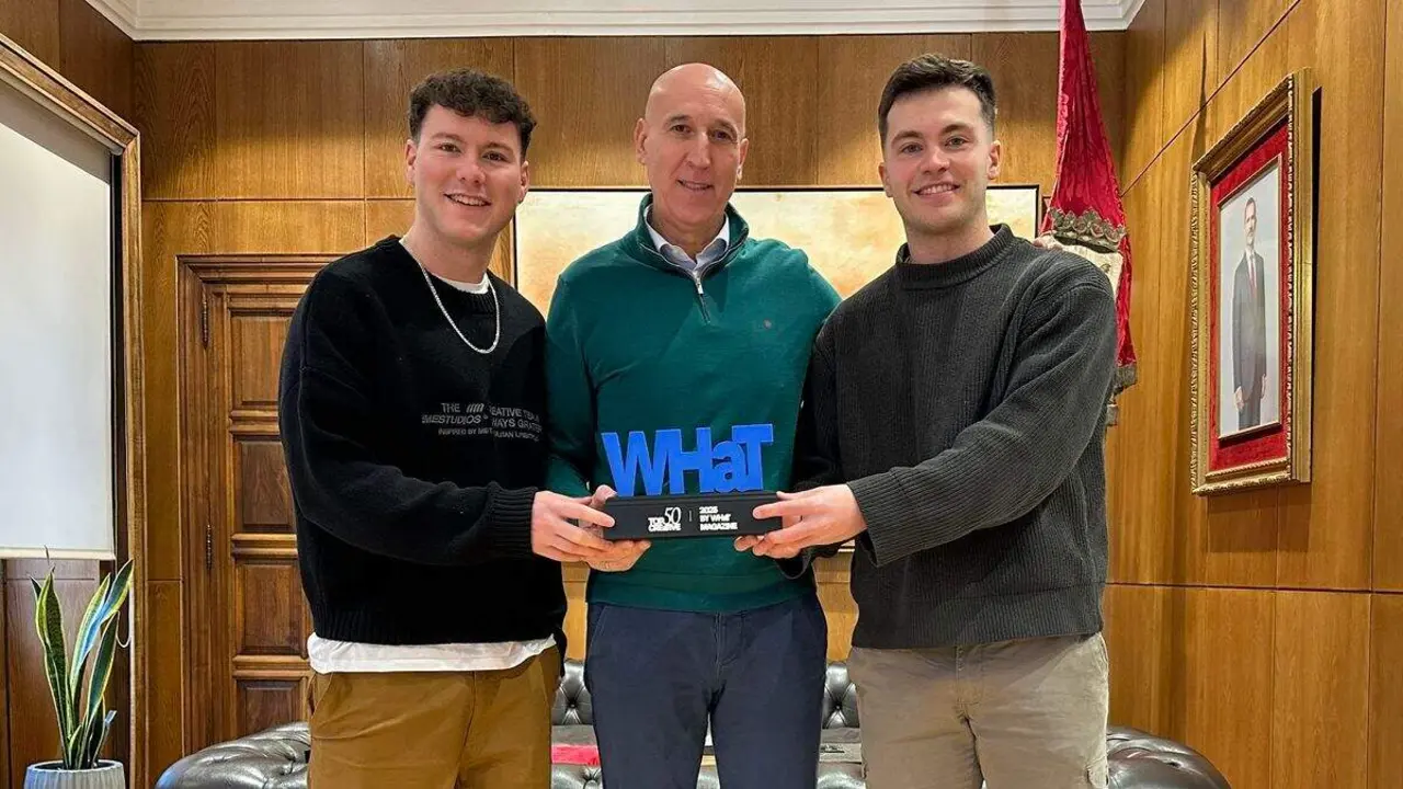 El alcalde de Le&oacute;n, Jos&eacute; Antonio Diez, ha recibido esta ma&ntilde;ana en el Ayuntamiento de San Marcelo a Diego Bajo y H&eacute;ctor Herrero, creadores del Monoloco. Foto: Ayto. Le&oacute;n.