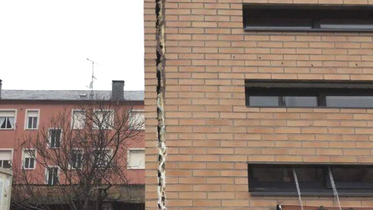 Grieta Centro C&iacute;vico de Santo Tom&aacute;s de las Ollas