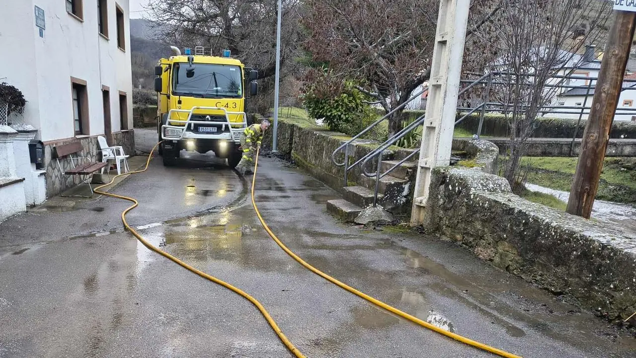 Efectivos de Infocal limpian la localidad de de Gara&ntilde;o tras el desbordamiento de una presa. Autobombas de la Junta retiran barro y restos arrastrados por las lluvias y el deshielo en esta localidad leonesa.