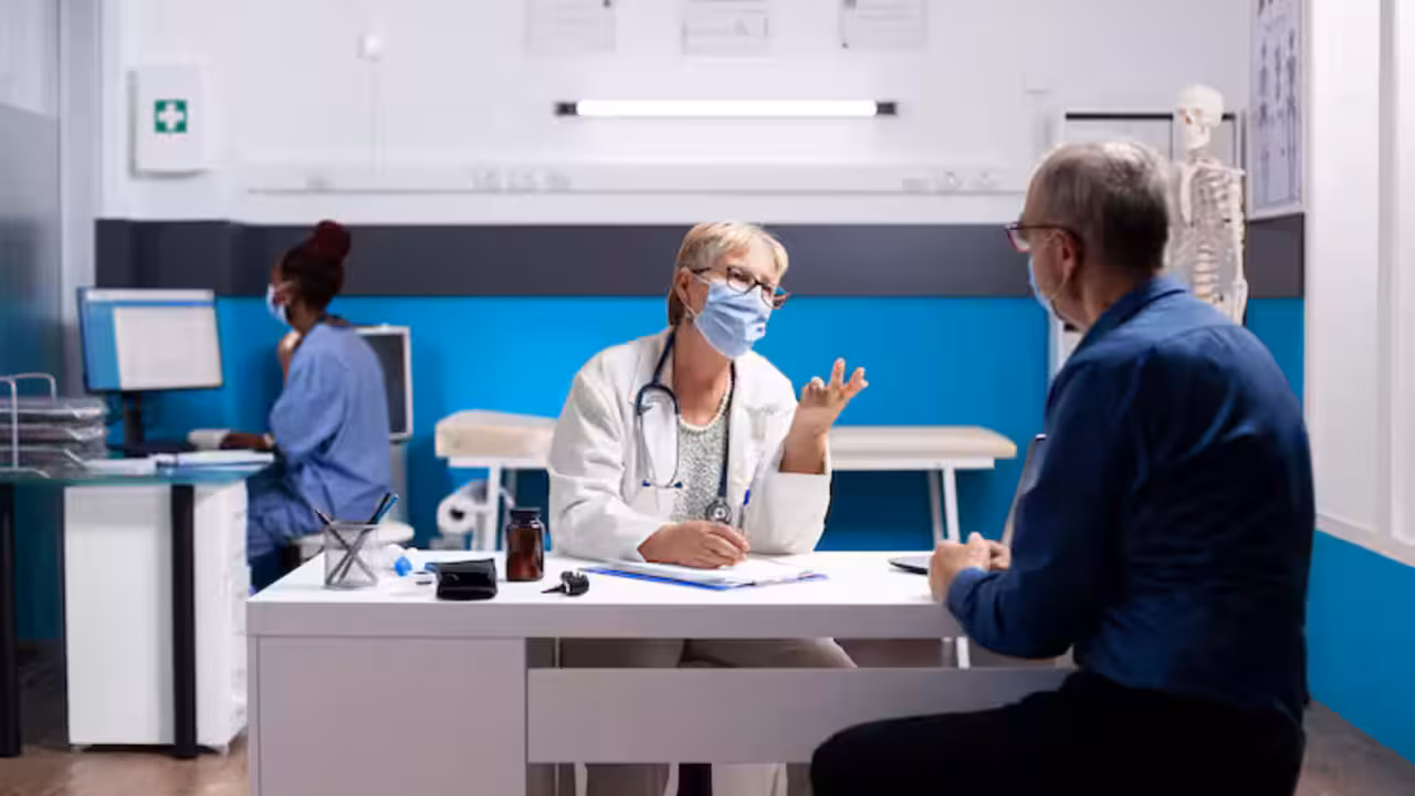 doctor-hombre-discuten-detalles-salud_482257-119624