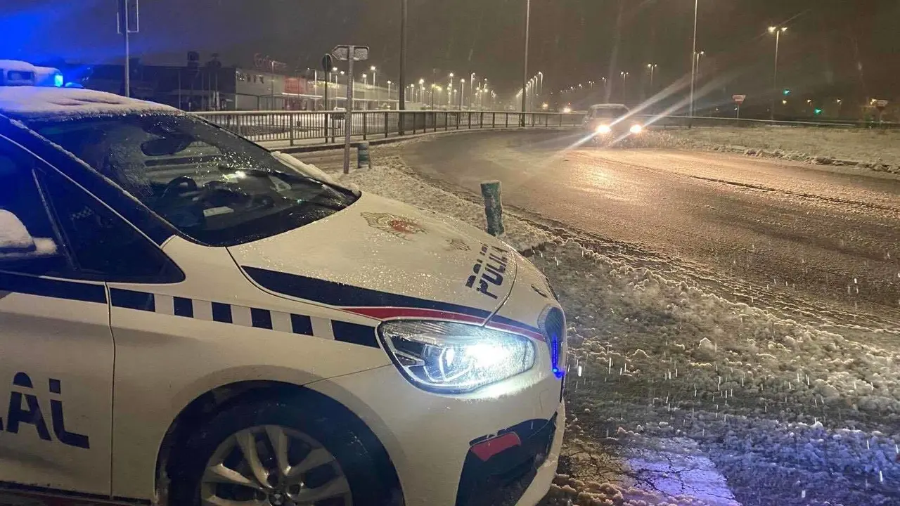 La nieve sorprende de madrugada a Le&oacute;n y obliga a activar el Plan Municipal de Nevadas. La nevada, especialmente intensa durante la noche, deja dos cent&iacute;metros en la capital y complica el tr&aacute;fico urbano y los accesos al norte de la provincia.