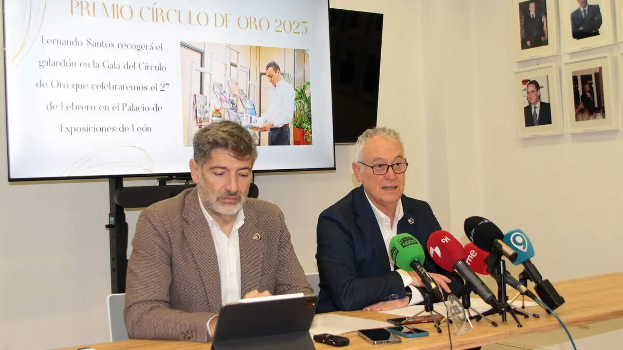 El presidente del C&iacute;rculo Empresarial Leon&eacute;s, Julio C&eacute;sar &Aacute;lvarez, y el secretario general, Niceso &Aacute;lvarez, anuncian al premiado con el galard&oacute;n C&iacute;rculo de Oro