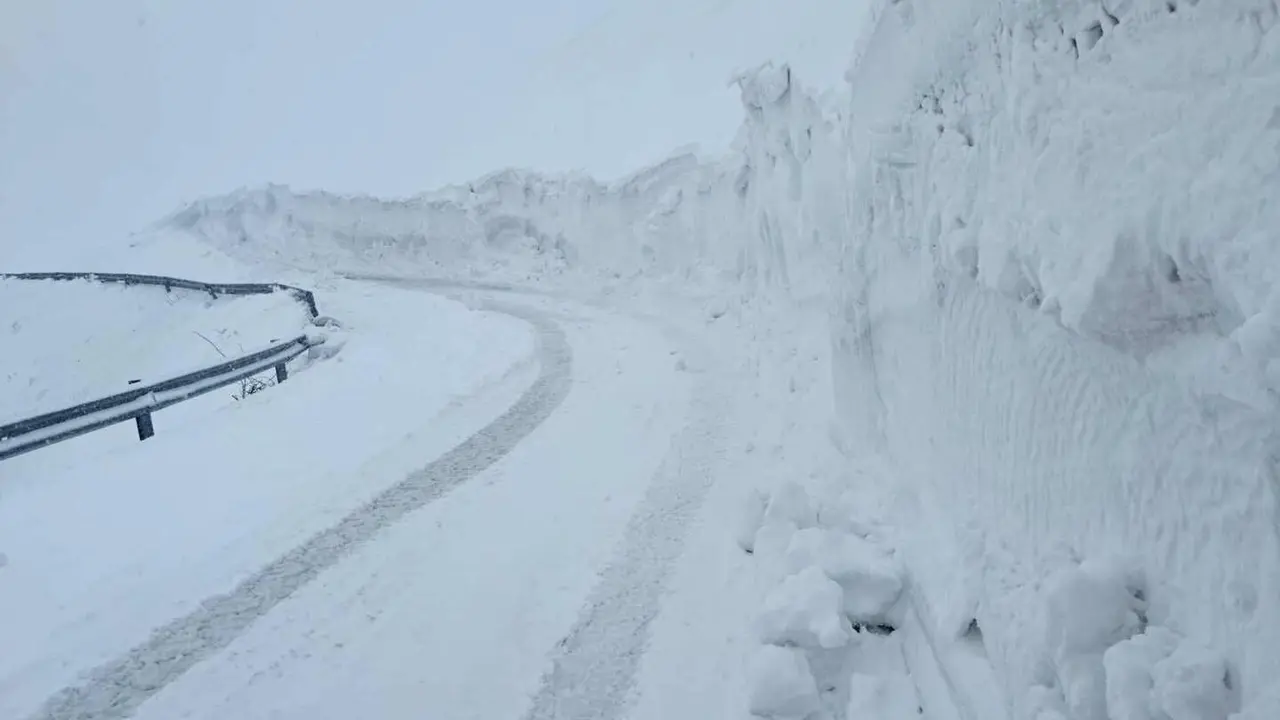 Imagen de uno de los viales en los que est&aacute;n trabajando las m&aacute;quinas de la Diputaci&oacute;n de Le&oacute;n, con m&aacute;s de un metro de nieve en algunos puntos.