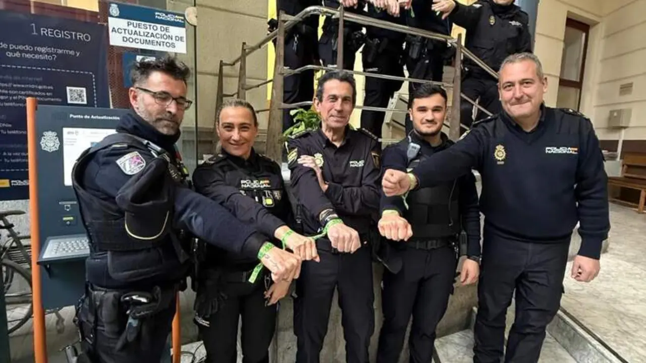 Representantes pol&iacute;ticos, sociales e institucionales de Le&oacute;n, junto a&nbsp;cientos de ciudadanos, se visten con el 'brazalete verde' para apoyar la investigaci&oacute;n contra el c&aacute;ncer, a sus pacientes y quienes les acompa&ntilde;an. Fotos: AECC Le&oacute;n y RRSS.