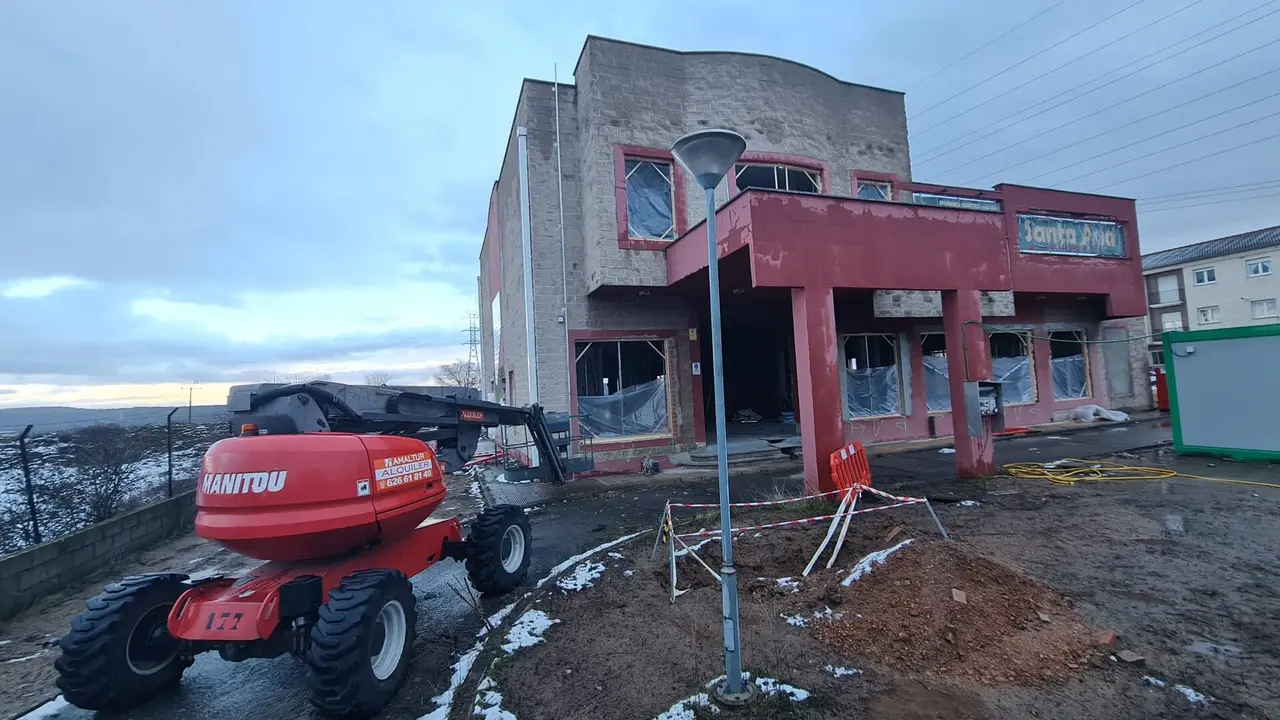 El grupo Albia, especializado en servicios funerarios y participado por la aseguradora Santaluc&iacute;a, altera el orden 'natural' conocido hasta la fecha con la creaci&oacute;n de un tanatorio en el entorno del Hospital de Le&oacute;n. EN la imagen, el avance de las obras cuya finalizaci&oacute;n est&aacute; prevista para el primer semestre de 2027.