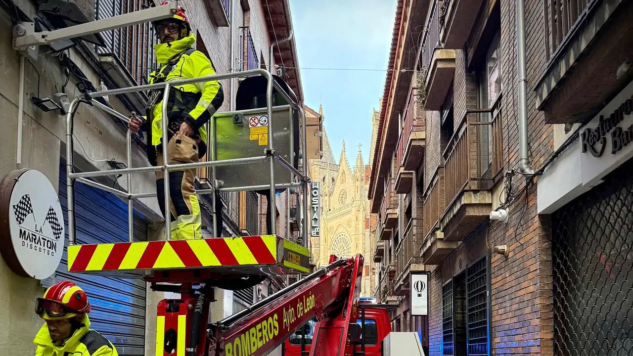 Bomberos de Le&oacute;n act&uacute;an por riesgo en un toldo y por humo en un restaurante. Foto: Bomberos Le&oacute;n