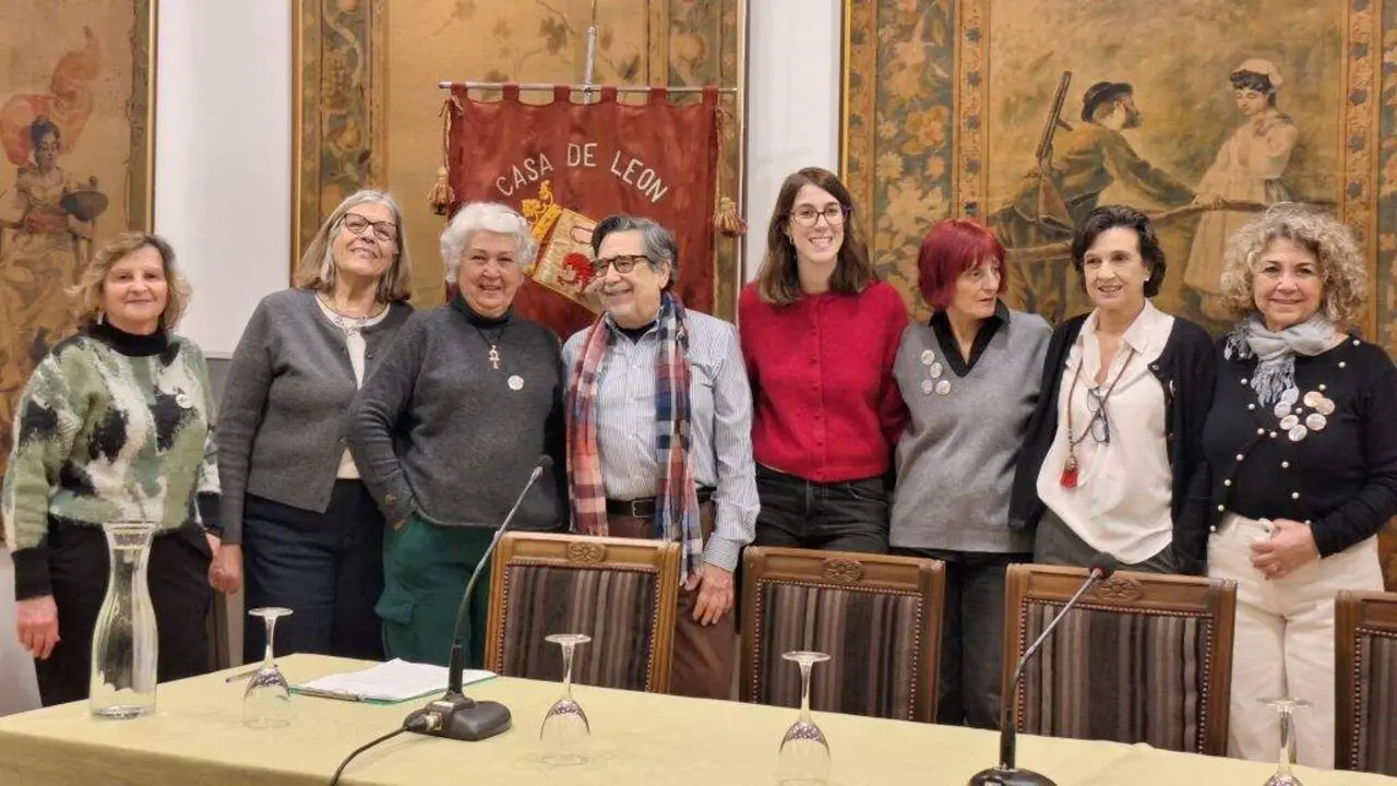 La Casa de Le&oacute;n en Madrid present&oacute; este mi&eacute;rcoles, una selecci&oacute;n de dibujos realizados en Villablino por un grupo de USKmadrid y Le&oacute;n dentro del programa de las Jornadas Art&iacute;sticas &ldquo; Universo Sierra&rdquo; de Laciana- Babia, celebradas en agosto de 2025 y permanecer&aacute;n expuestas todo el mes de febrero. Foto: Casa de Le&oacute;n en Madrid.