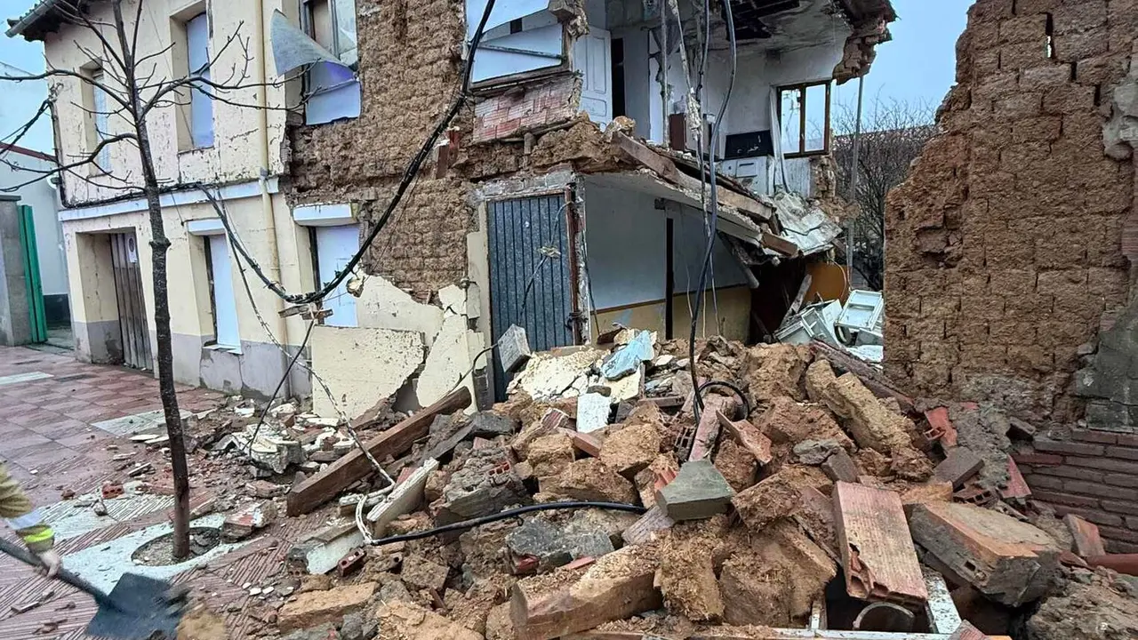 Las intensas lluvias registradas en las &uacute;ltimas horas en la ciudad de Le&oacute;n han provocado el derrumbe parcial de una vivienda antigua y no habitada situada en la avenida de Madrid, en la barriada de Puente Castro. Foto: Bomberos Le&oacute;n