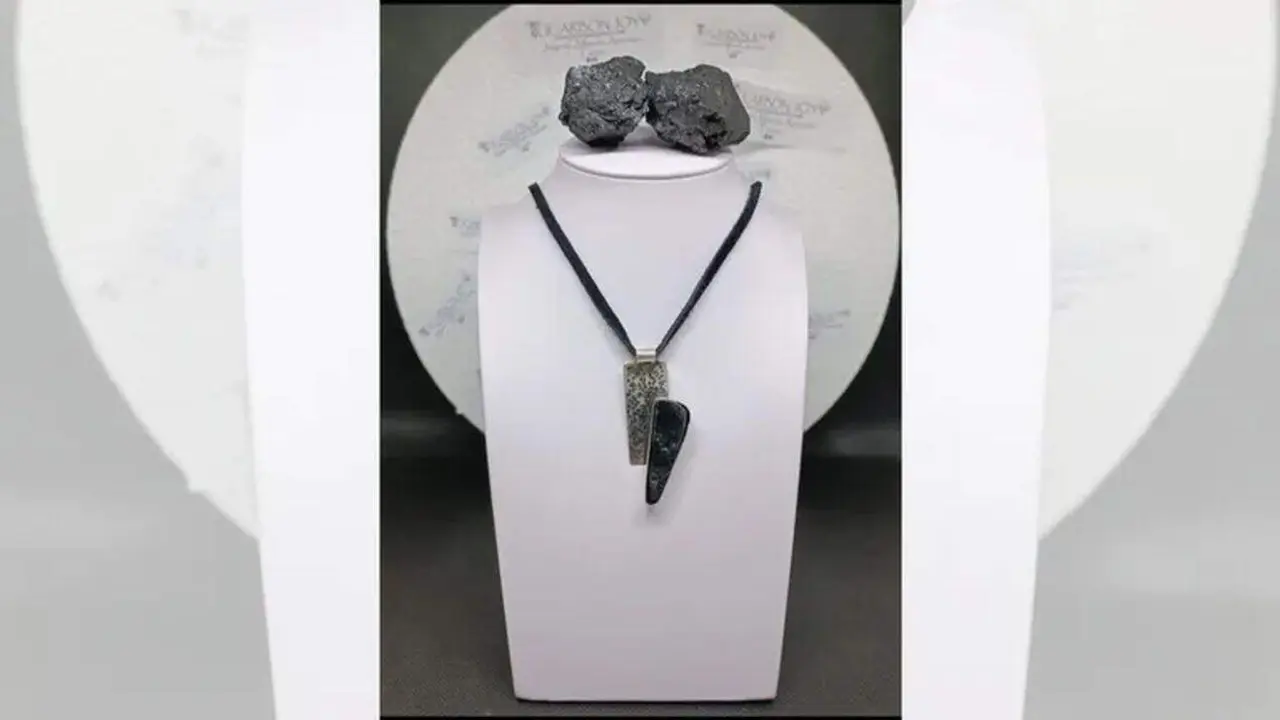 Joyas hechas de carb&oacute;n.