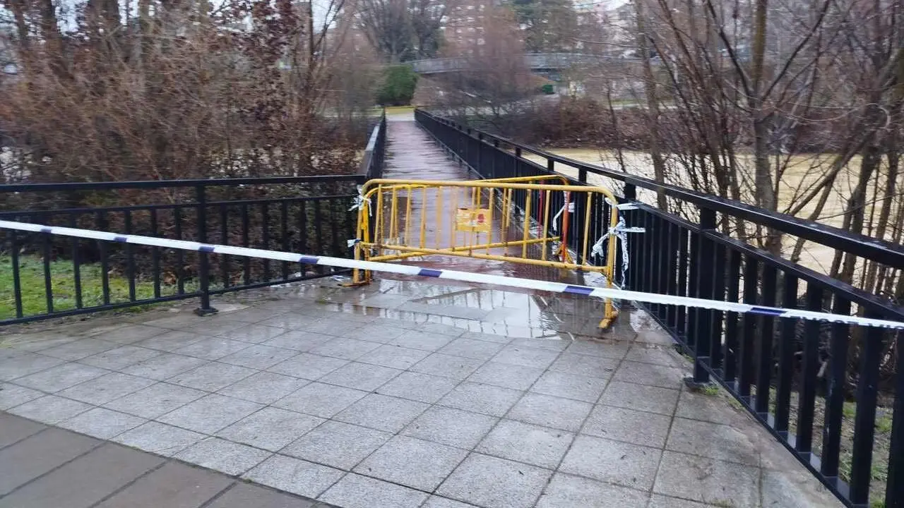Le&oacute;n cierra las pasarelas sobre el Bernesga ante el fuerte aumento del caudal en la capital.