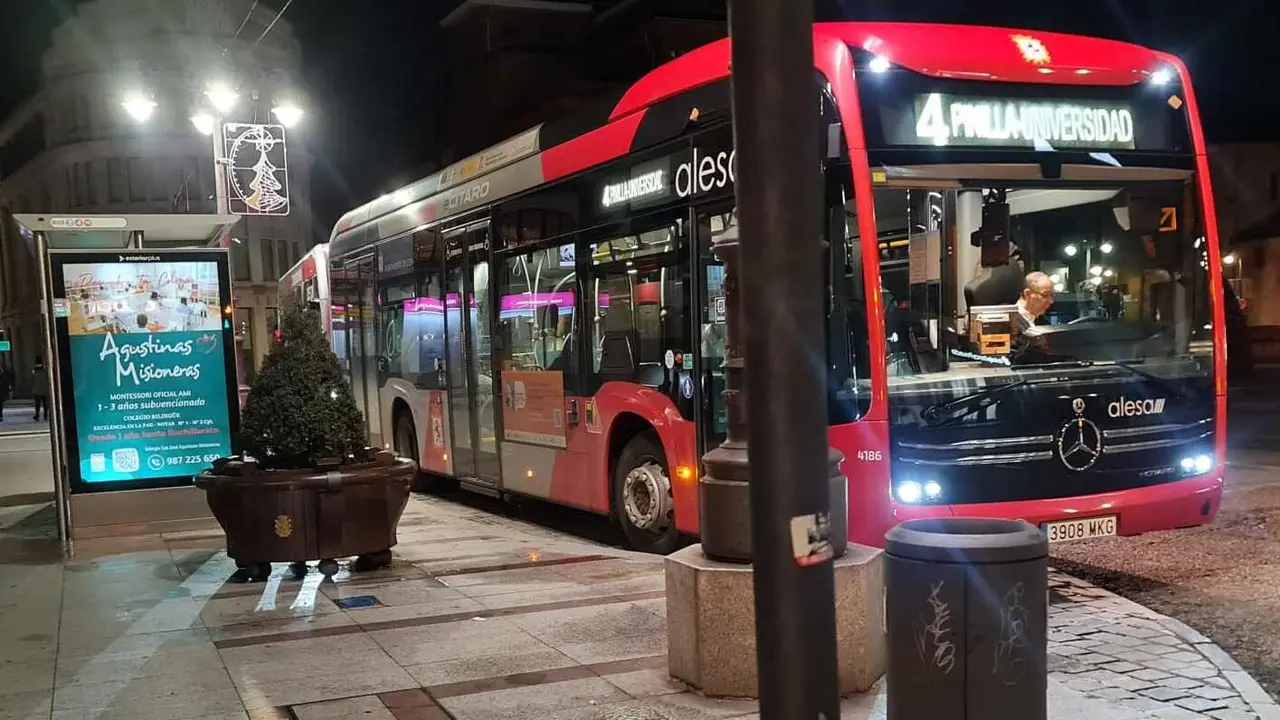 Imagen de un bus urbano en el centro de Le&oacute;n; la nueva remodelaci&oacute;n del servicio conllevar&aacute; la presencia de menos buses en ese punto de la ciudad.