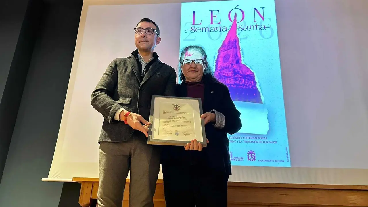 El Museo Diocesano y de la Semana Santa de Le&oacute;n acogi&oacute; este jueves el acto oficial de nombramiento de Carlos Garc&iacute;a Rioja como pregonero de la Semana Santa de Le&oacute;n 2026, una designaci&oacute;n con la que la Junta Mayor de Cofrad&iacute;as y Hermandades reconoce una trayectoria personal y vital profundamente ligada a la Pasi&oacute;n leonesa. Fotos: AytoLe&oacute;n