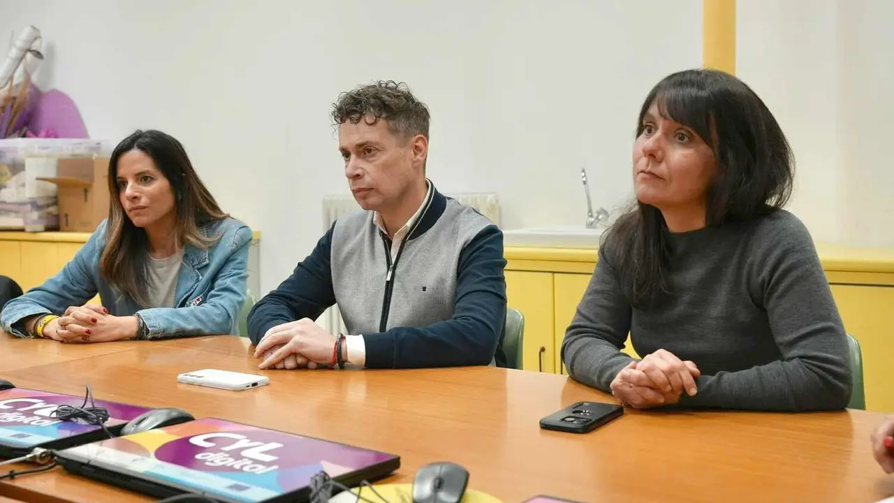 El PSOE de Le&oacute;n ha mantenido un encuentro con el AMPA del IES Obispo Arg&uuml;elles de Villablino, donde se abord&oacute; la implantaci&oacute;n de un ciclo formativo de Grado Medio de Inform&aacute;tica, iniciativa que &ldquo;contar&aacute; con apoyo y compromiso si los socialistas gobiernan en Castilla y Le&oacute;n&rdquo;, seg&uacute;n han trasladado madres y padres del centro.