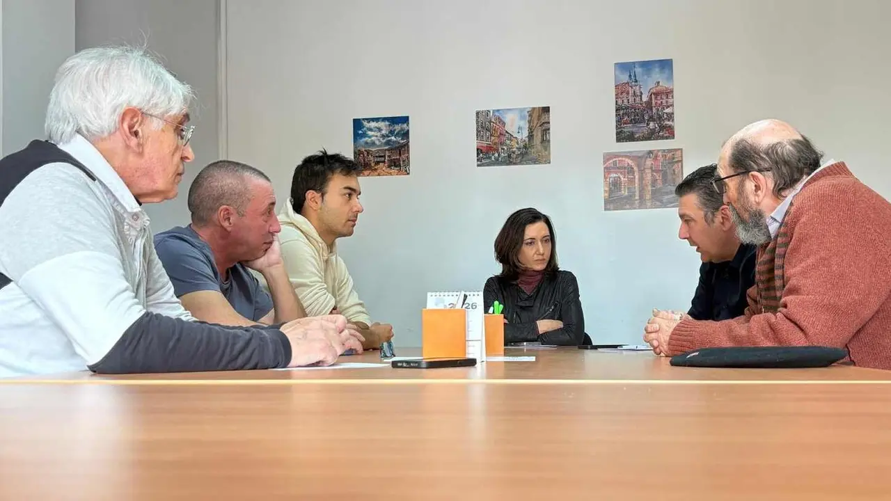 Un instante de la reuni&oacute;n mantenida entre representantes de la plataforma M&aacute;s Vuelos y responsables de la Uni&oacute;n del Pueblo Leon&eacute;s (UPL).