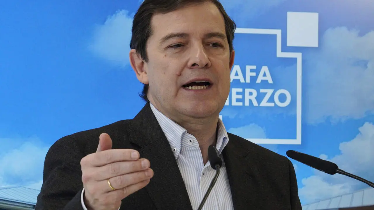 El presidente del Partido Popular de Castilla y Le&oacute;n y candidato a la Presidencia de la Junta, Alfonso Fern&aacute;ndez Ma&ntilde;ueco, durante su visita a la Asociaci&oacute;n de Alzheimer Bierzo (AFA)