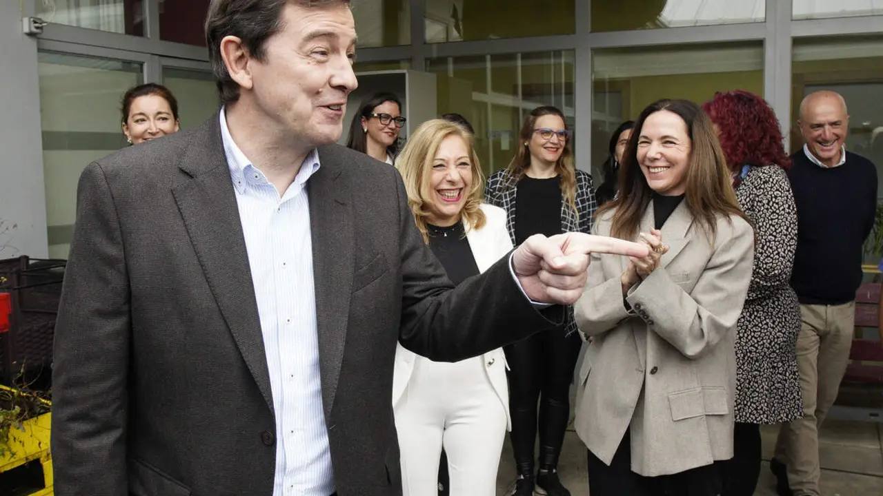 El presidente del Partido Popular de Castilla y Le&oacute;n y candidato a la Presidencia de la Junta, Alfonso Fern&aacute;ndez Ma&ntilde;ueco, durante su visita a la Asociaci&oacute;n de Alzheimer Bierzo (AFA). Foto: C&eacute;sar S&aacute;nchez.