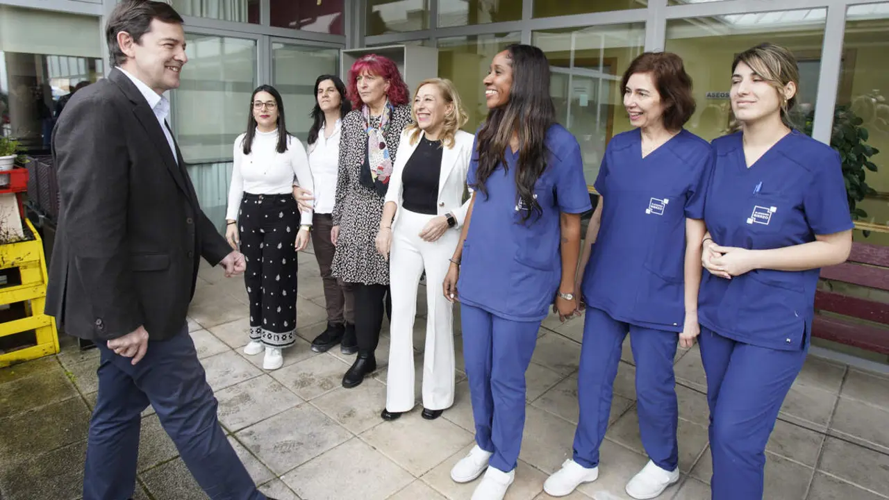 El presidente del Partido Popular de Castilla y Le&oacute;n y candidato a la Presidencia de la Junta, Alfonso Fern&aacute;ndez Ma&ntilde;ueco, durante su visita a la Asociaci&oacute;n de Alzheimer Bierzo (AFA)