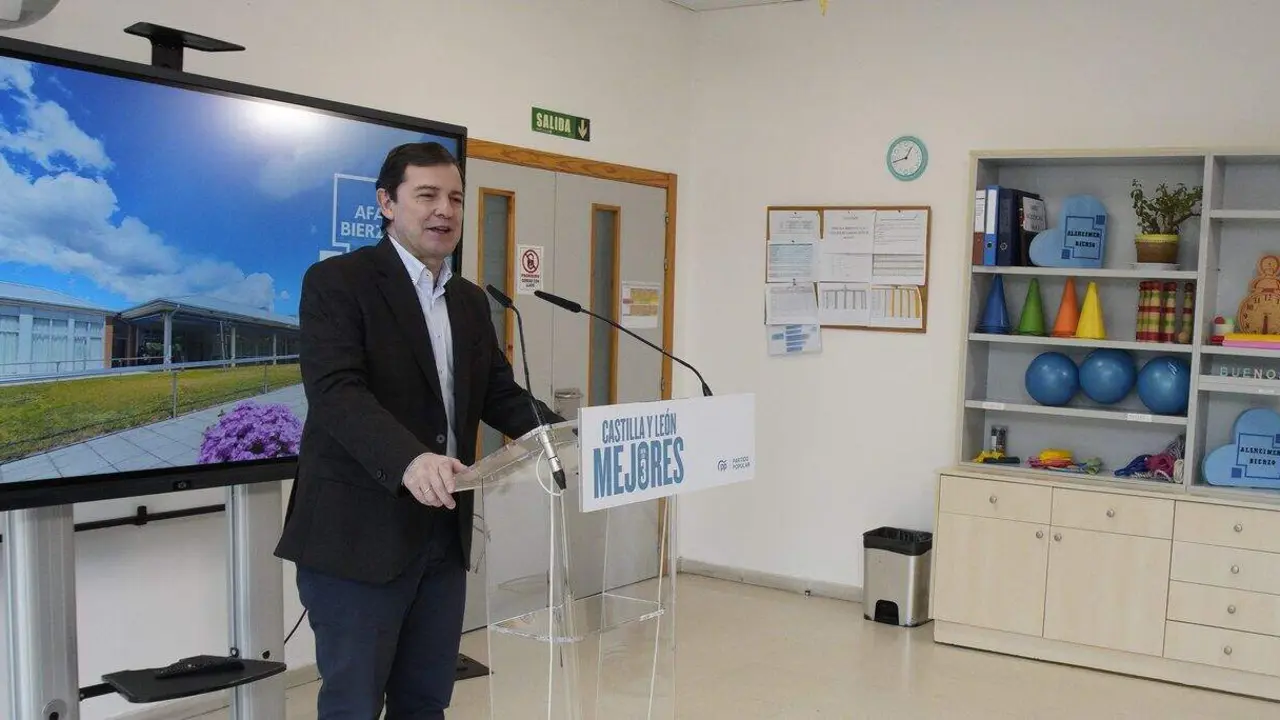 El presidente del Partido Popular de Castilla y Le&oacute;n y candidato a la Presidencia de la Junta, Alfonso Fern&aacute;ndez Ma&ntilde;ueco, durante su visita a la Asociaci&oacute;n de Alzheimer Bierzo (AFA)