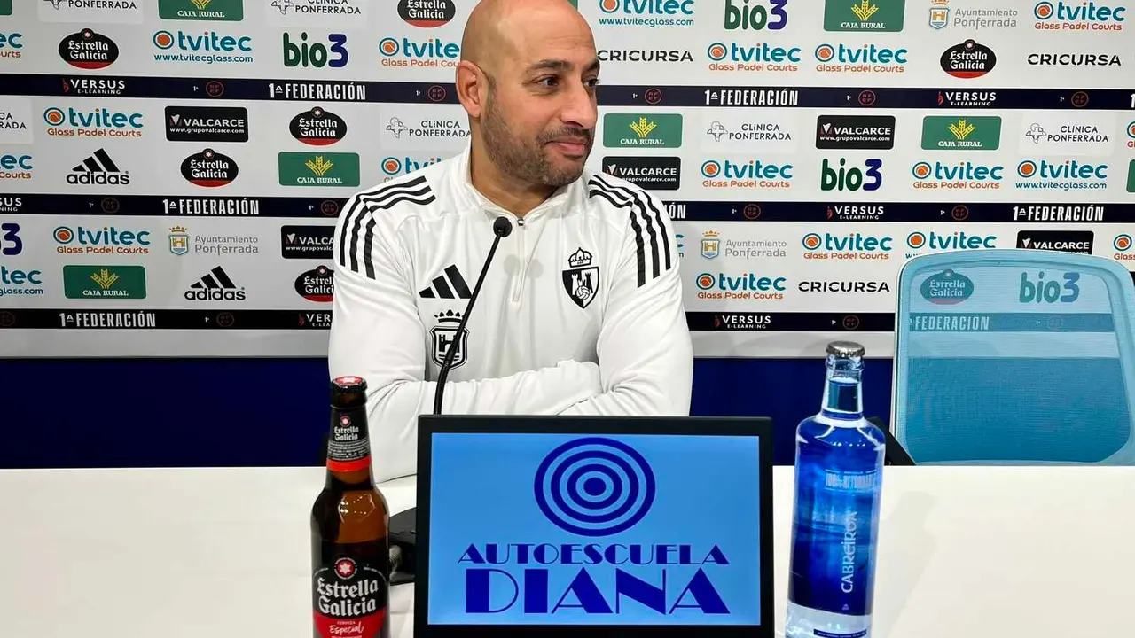 El t&eacute;cnico de la SD Ponferradina, durante su rueda de prensa.