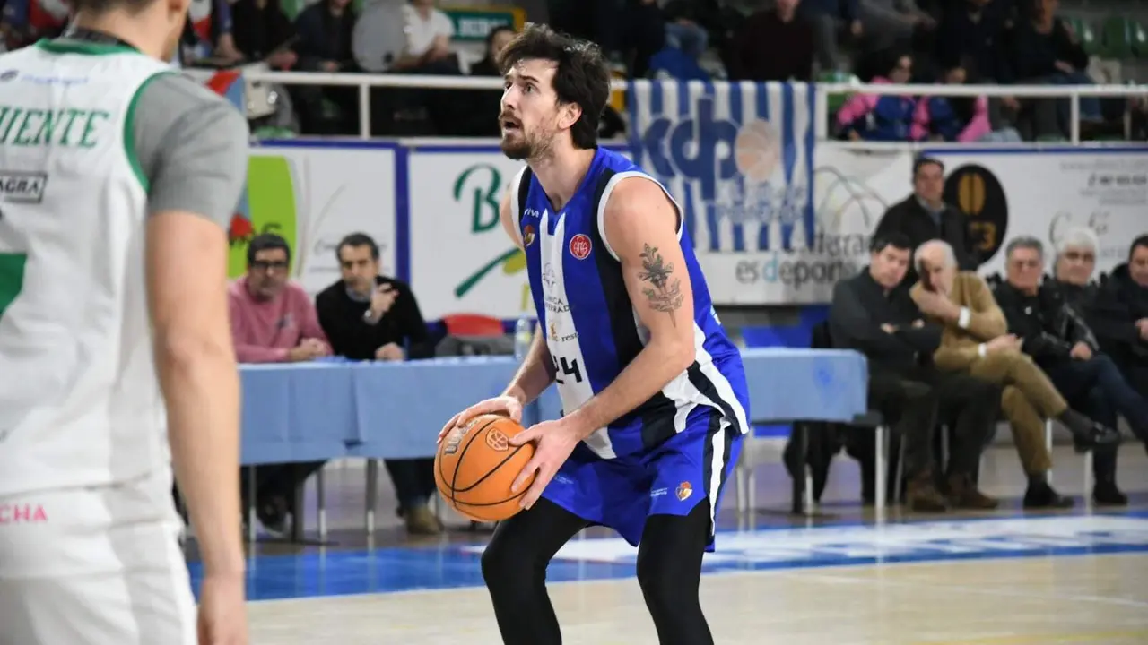 Riley Hayes, anota tiro libre para el Cl&iacute;nica Ponferrada, foto @baloncestosdp