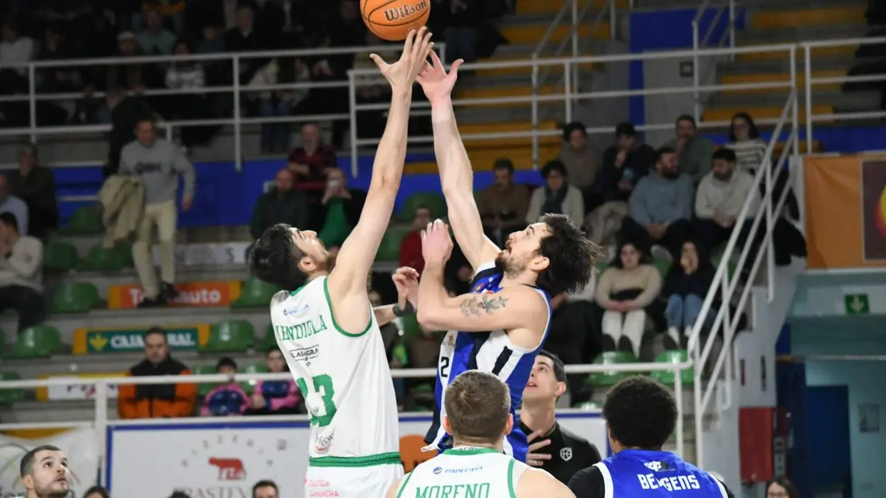 Salto inicial del partido entre el Cl&iacute;nica Ponferrada y el Toledo Basket.
