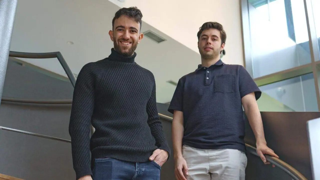 Javier G&oacute;mez (i) y &Aacute;lvaro Garc&iacute;a (d) en el espacio de coworking del Ildefe, ubicado en el CEBT, desde donde desarrollan su proyecto LABARO Data Solutions centrado en soluciones de inteligencia artificial y automatizaci&oacute;n para pymes.