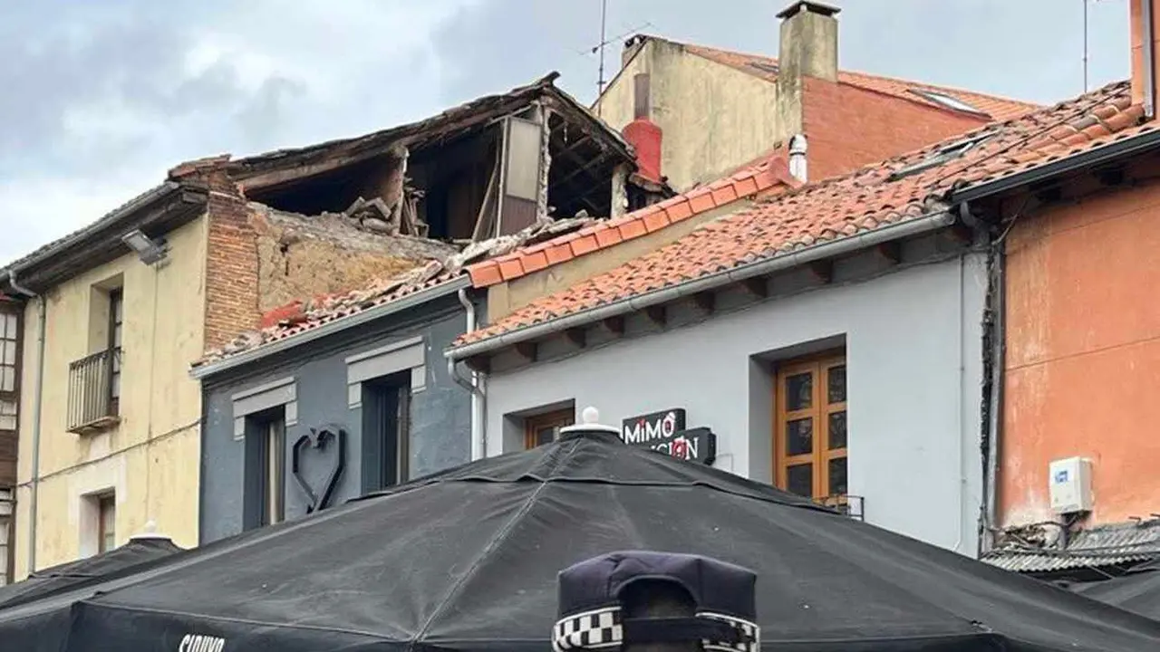 Imagen de la zona del bajotecho de la vivienda de la Plaza de San Marcelo en la que ha tenido lugar el suceso.