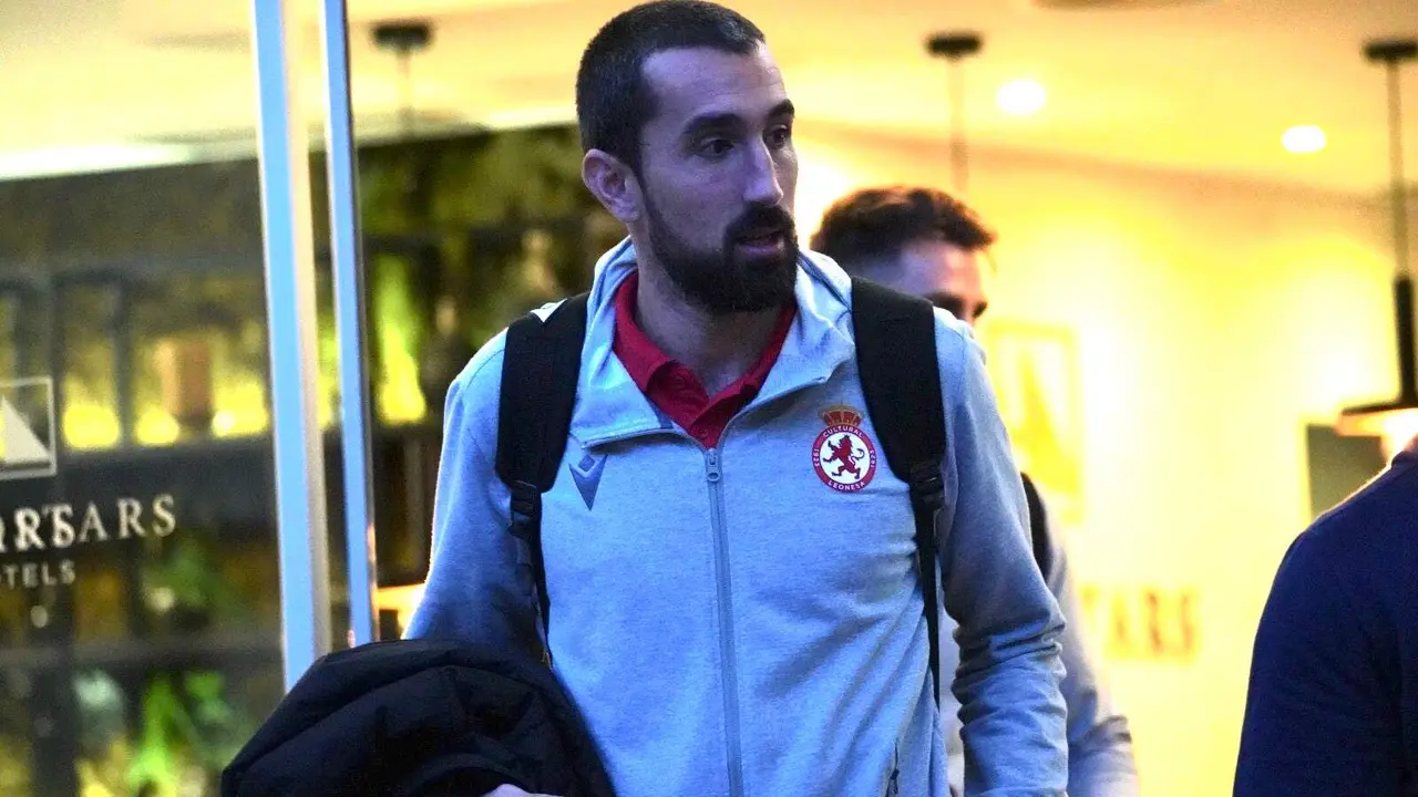 El equipo, rumbo al estadio; en la imagen, Maestre.