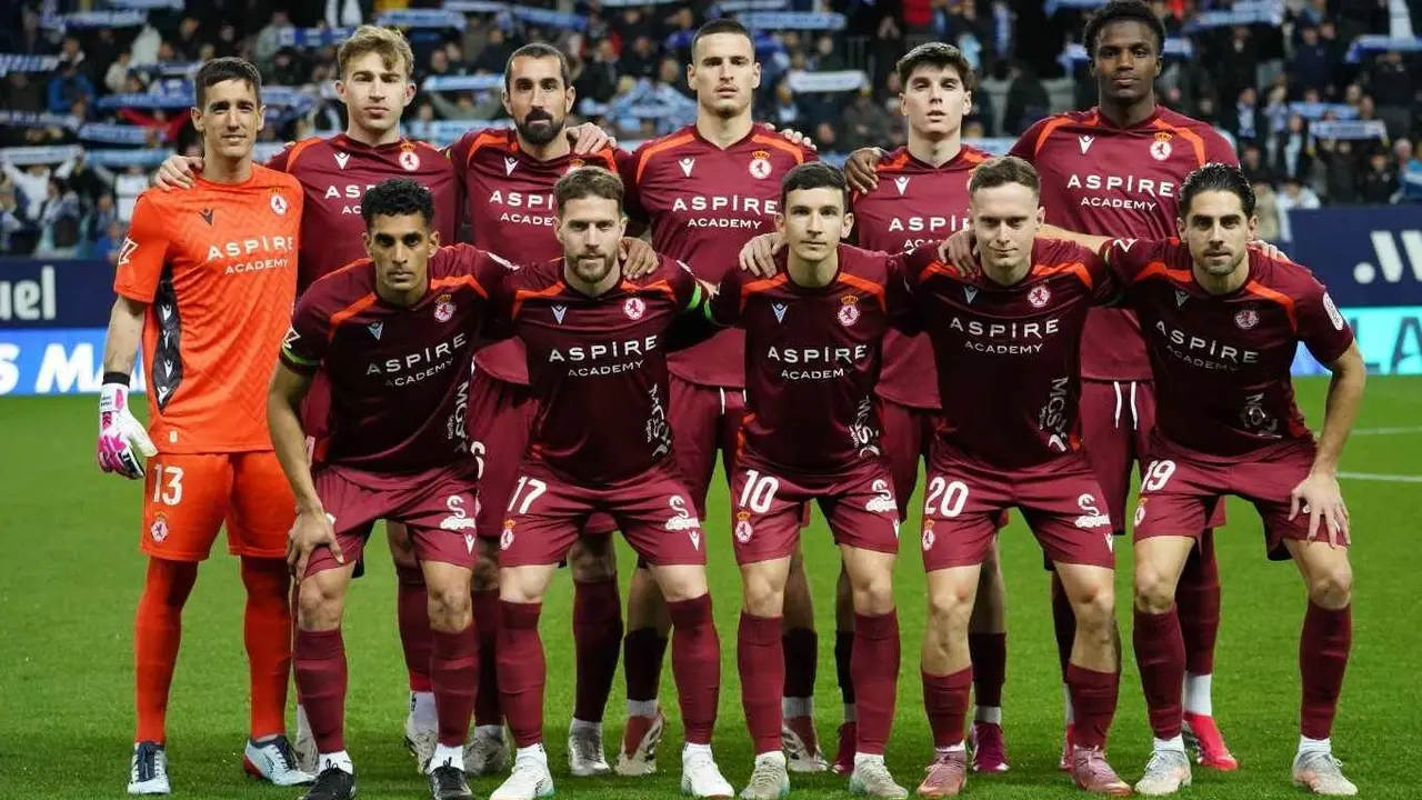 Imagen del equipo inicial de la Cultural en La Rosaleda este domingo.