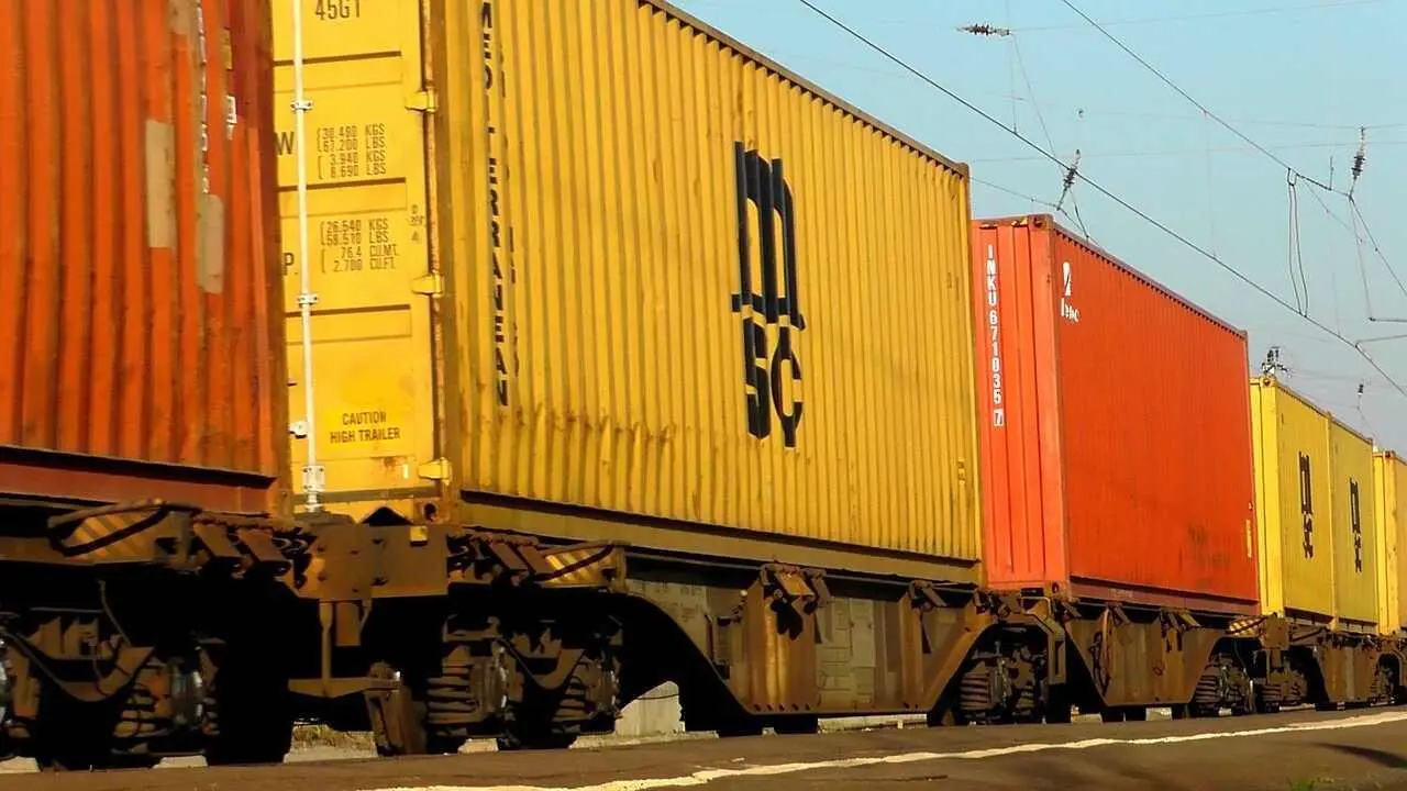 Tren de mercanc&iacute;as