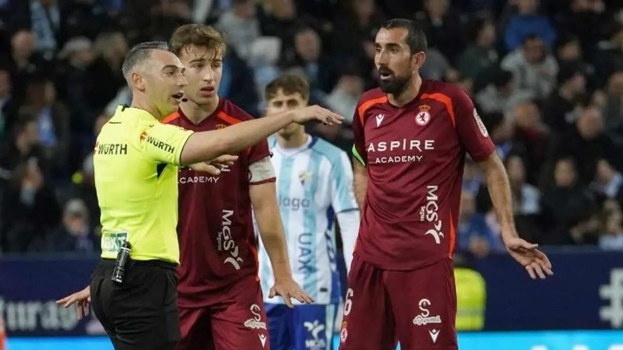 Rodri y Maestre protestan al colegiado del partido tras anular el 1-2.