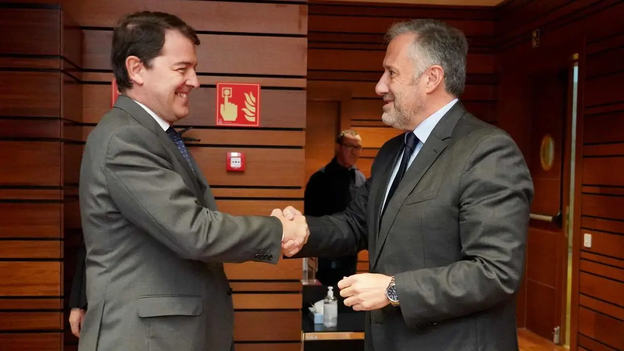El presidente de la Junta, Alfonso Fern&aacute;ndez Ma&ntilde;ueco, saluda al presidente de las Cortes, Carlos Poll&aacute;n, a su llegada al hemiciclo para el Pleno de las Cortes de Castilla y Le&oacute;n